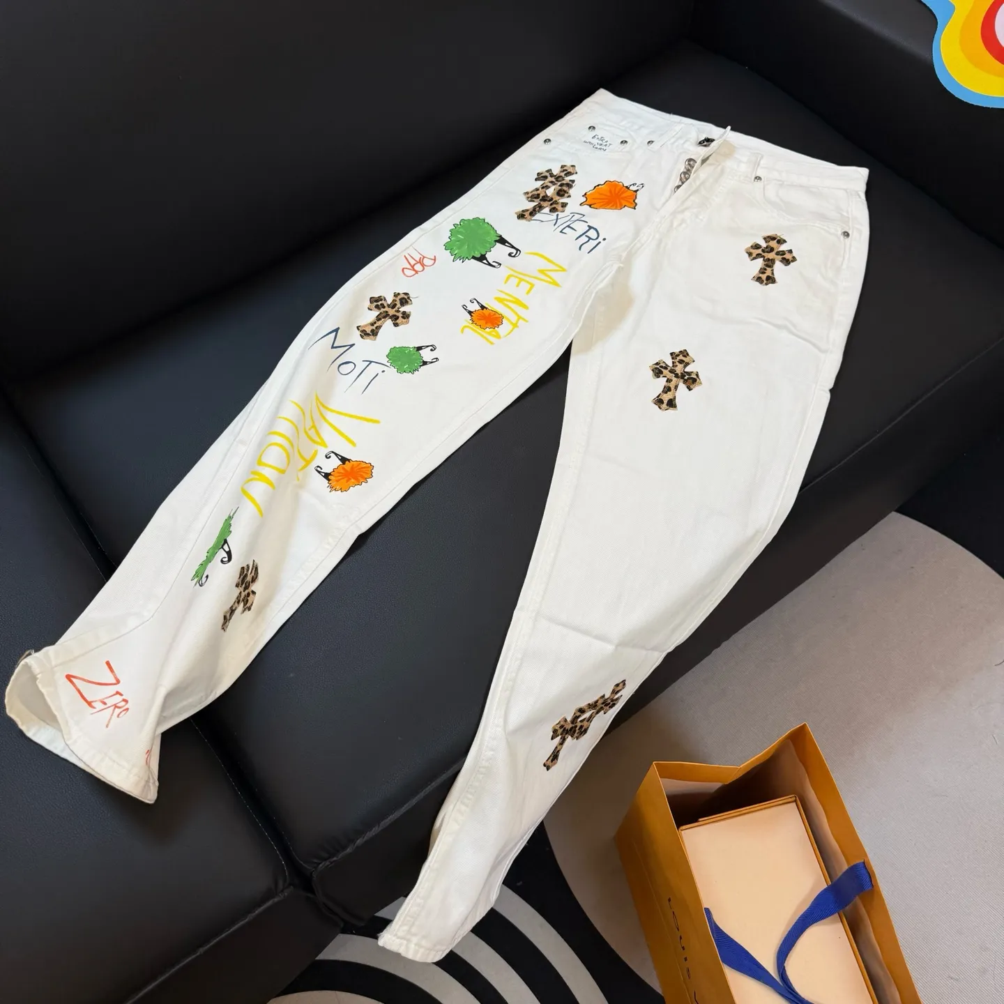 P260 model number: D336 Chrome Hearts Chrome Hearts straight casual white graffiti leopard print leather jeans SIZE #28-34 Full of graffiti breaks the monotony of white pants. It is like wearing a painting on your body.